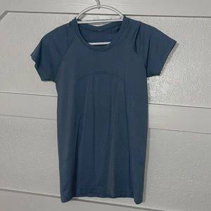 baby blue-ish/gray short sleeve lulu